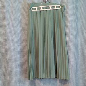 NWT Sz SP Elegant Green Pleated Midi Skirt